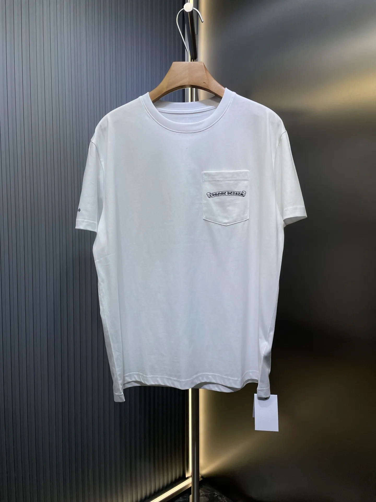 🅿️280 Heart CH 🌟【Top original item】Shadow cross short-sleeved T-shirt on the back. Made of customized 205G 26s 100% distilled cotton fabric, the upper body feels comfortable on the skin. Custom woven and dyed, the color is 100% consistent. The logo is made using imported screen glue printing technology, with a full three-dimensional feel and perfect details. The entire set of accessories is independently developed, and every small detail is perfectly presented. Size: s m l
